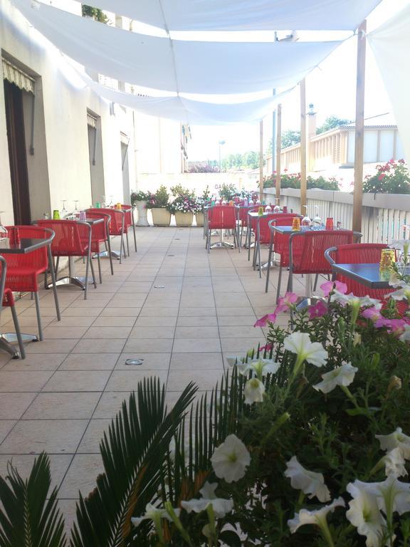 Logis Hotels - Hotel Et Restaurant Les Cordeliers Кастелжалу Екстериор снимка