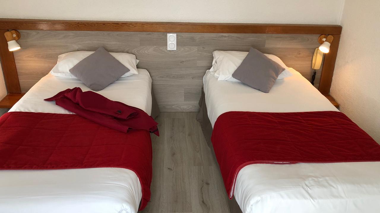 Logis Hotels - Hotel Et Restaurant Les Cordeliers Кастелжалу Екстериор снимка