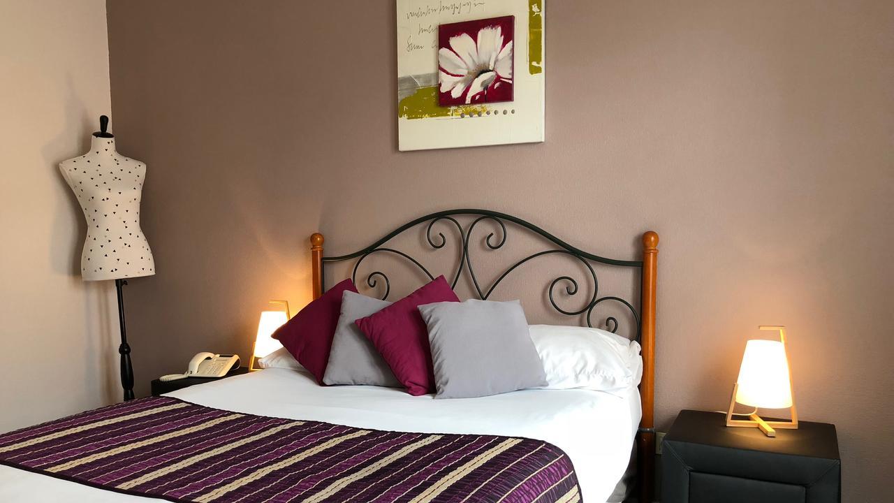 Logis Hotels - Hotel Et Restaurant Les Cordeliers Кастелжалу Екстериор снимка